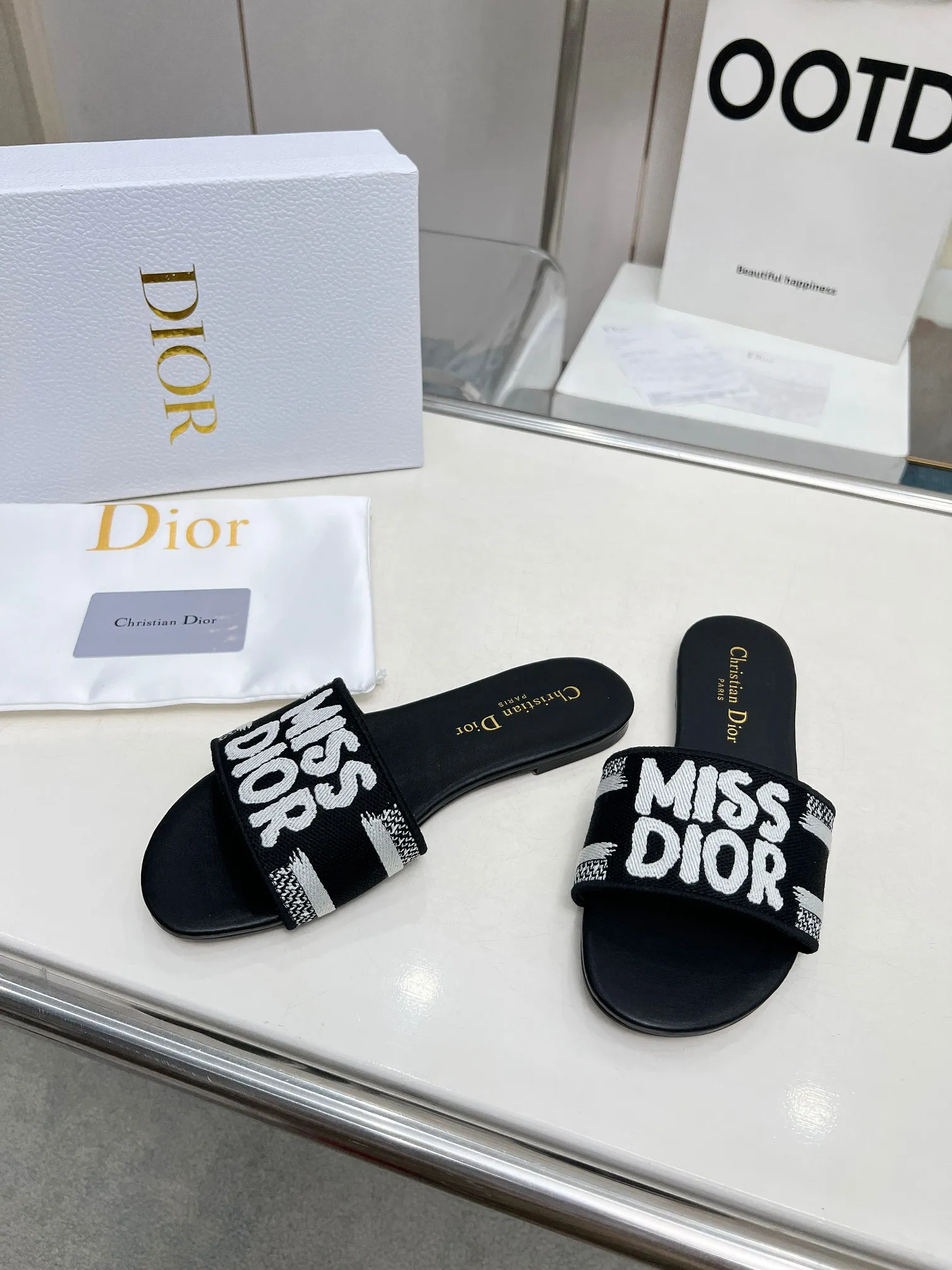 👟👟Ex-factory price 300👟👟 •Dior women's presbyopic embroidered leather-soled slippers Christian Dior has always been synonymous with magnificence and elegance, and has always been at the top of the fashion world👍 What is particularly worth mentioning is: the embroidered ✨ pattern on the sole, which reproduces one of the cherished symbols of Christian Dior✅More than a hundred colors to choose from ◽️️Upper: selected top-quality embroidered cotton ◽️Inner lining: imported sheepskin ◽Number 35-40 (41.42.43 customized)